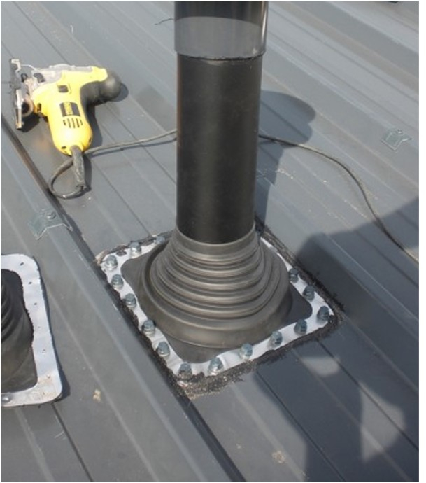Pipeco Etanchéité souple de sortie de toiture embase carrée EPDM noir vulcanisé N°4 Ø70 à 177 mm prévoir 1 kit de fixation 16 points