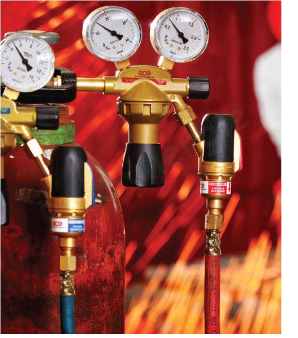 Raccord anti-retour pare flamme SafeGuard 5 - Montage Détendeur - Gaz combustible - Entrée M16×1,5 Femelle (gauche) - Sortie M16×1,5 Mâle (gauche)
